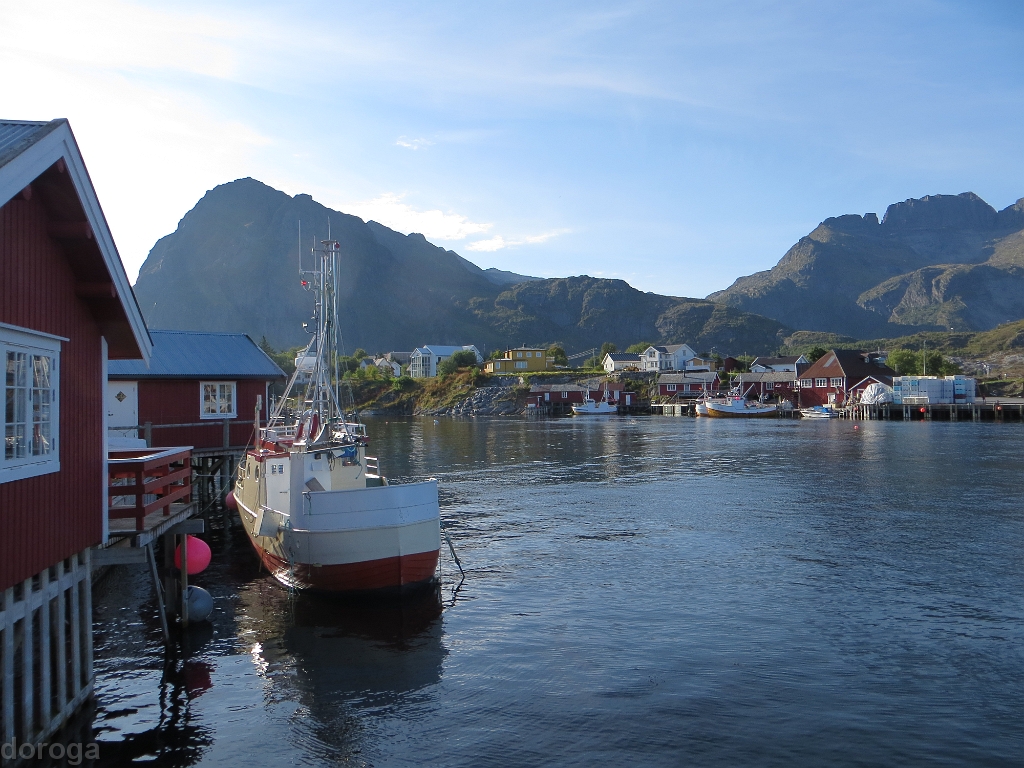 Lofoten_MG_1023.JPG - ...and left