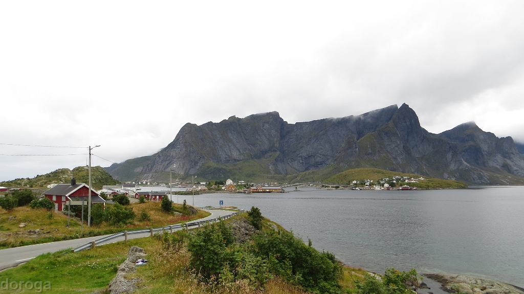 Lofoten_MG_1074.JPG - Typical scene - mountains, sea, coast roads and bridges