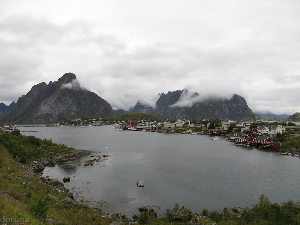 Lofoten_MG_1086.JPG - Reine (ironically pronounced "rainy")
