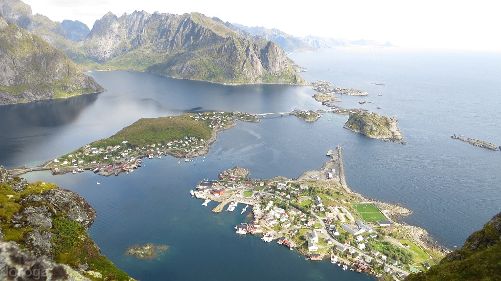 Lofoten_MG_1149.JPG - ...from the top, it's straight down to Reine...