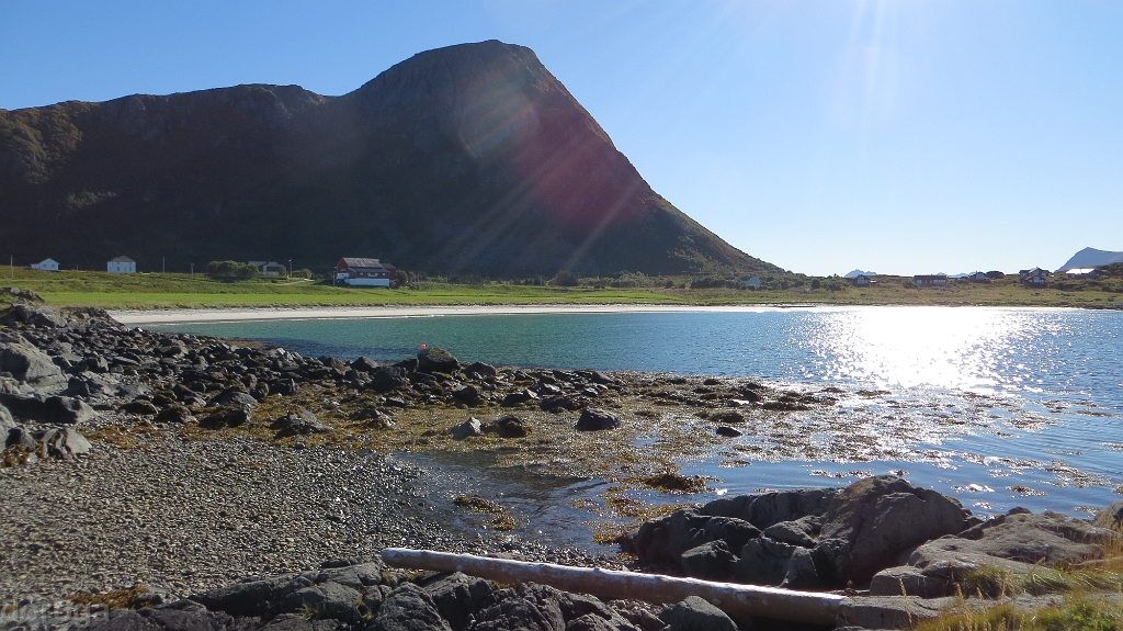 Lofoten_MG_1267.JPG - Lunch on the beach. Sun scorching - sea very cold